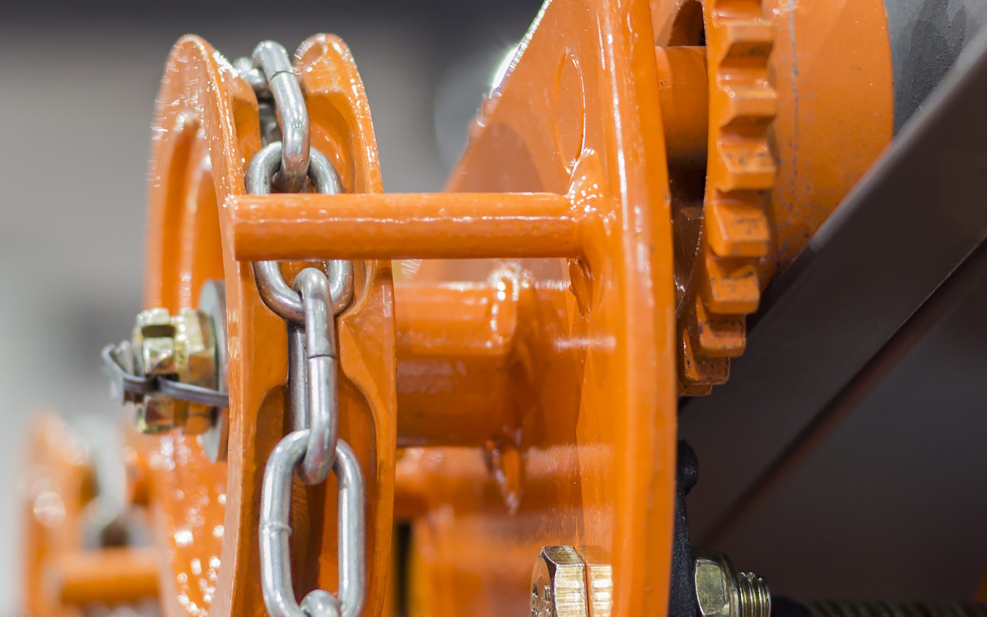 Oranje constructie met ketting van Röttgers Kette via ELCEE